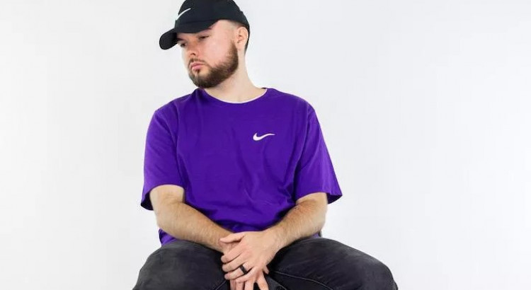 I will PROFESSIONAL RAP VERSE FEATURE FOR YOUR SONG.